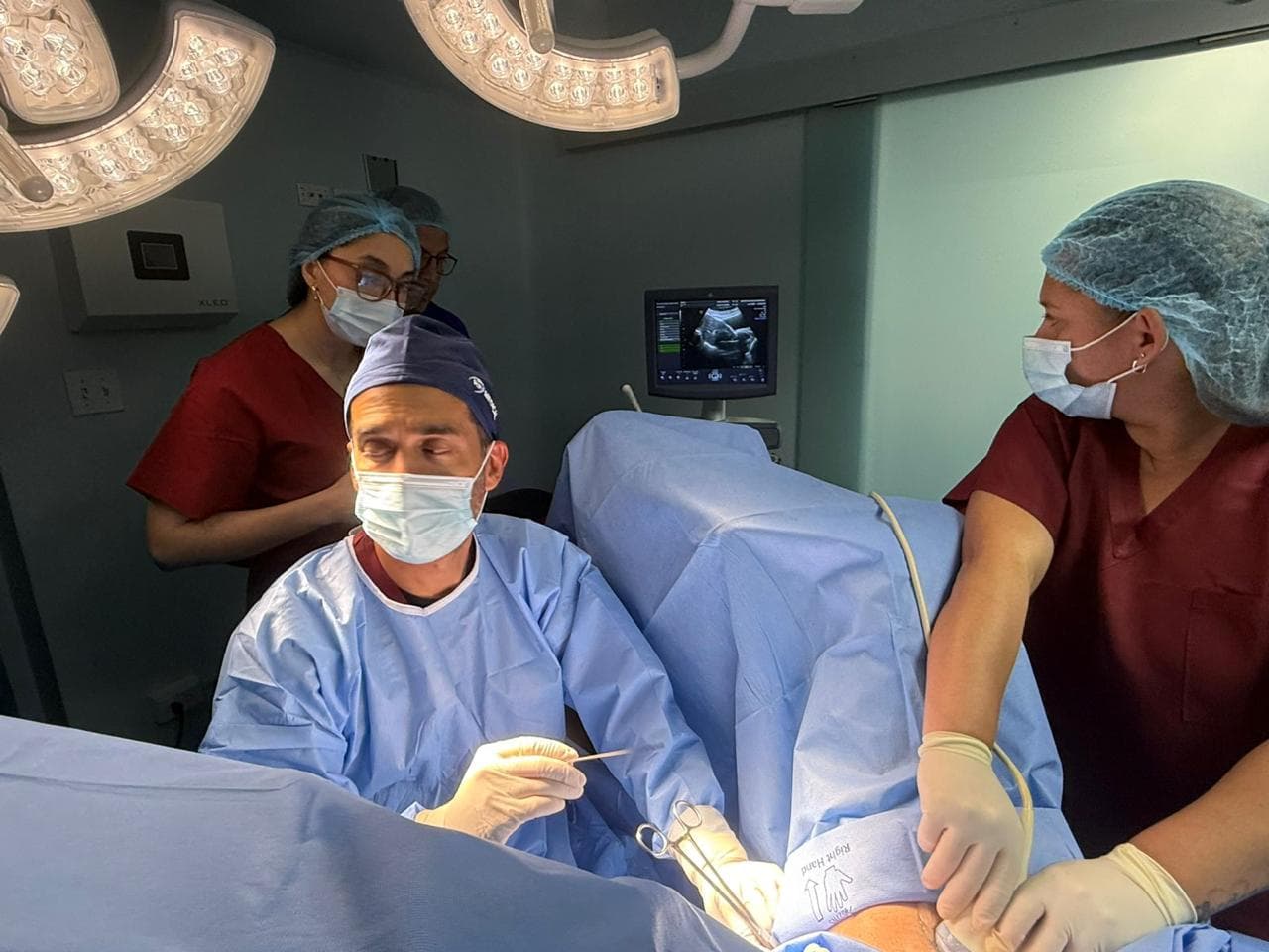 Equipo médico durante procedimiento MYOBLATE con ultrasonido